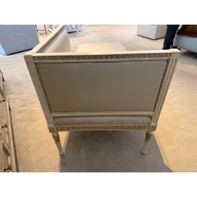 French Carved Neoclassical Chaise Lounge in Ivory Silk Upholstery For Sale - Image 10 of 10