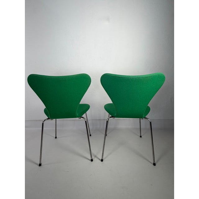 Fritz Hansen Series 7 Chairs in Green Wool by Arne Jacobsen for Fritz Hansen, 2010, Set of 2 For Sale - Image 4 of 11