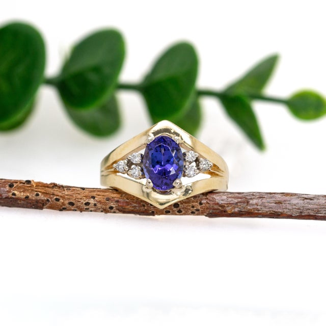 Modern 14k Yellow Gold 1.4cts Tanzanite and Natural Diamonds Ring | Ov 8x6mm, Size 6.75 For Sale - Image 3 of 8