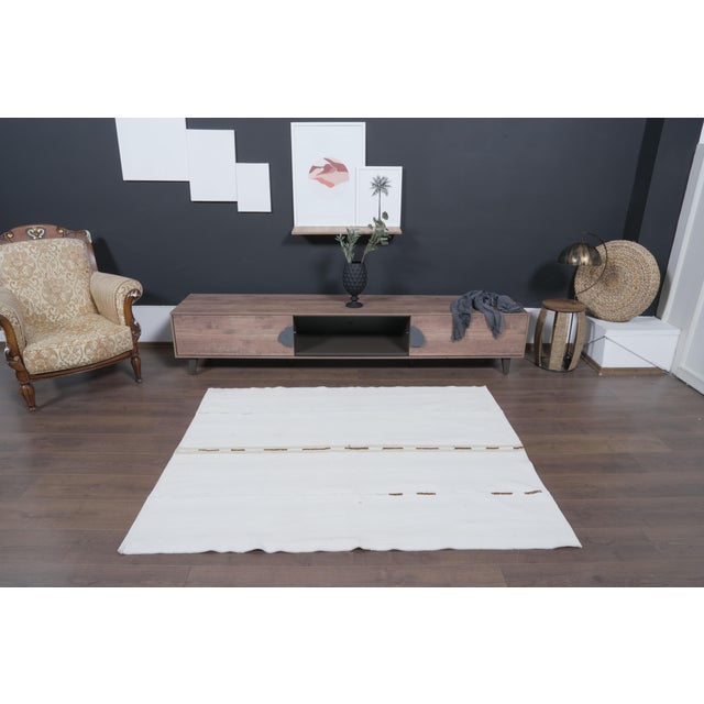 1970s Vintage Handmade Wool & Cotton Flatweave Kilim Rug – Neutral Cream Design For Sale - Image 9 of 11