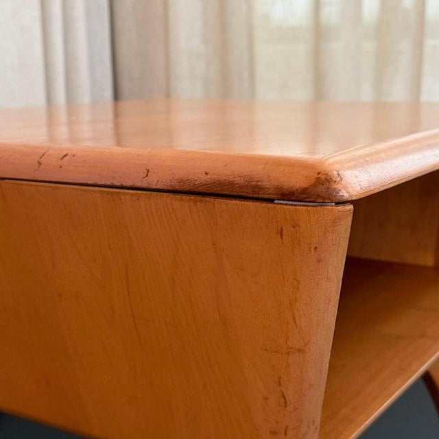 1950s Heywood-Wakefield Aristocraft Champagne Maple Lamp Table For Sale - Image 9 of 11