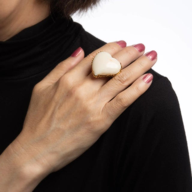 Mid 20th Century Huge Angel Skin Coral Heart Ring 60s Vintage 18k Yellow Gold Cocktail Jewellery size 5 For Sale - Image 5 of 5