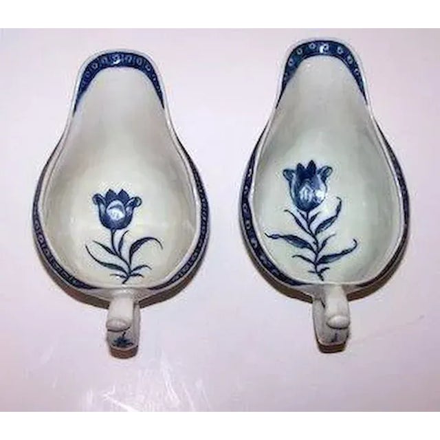 Traditional Blue and White English Worcester Sauce Boats Tulip Motif - A Pair For Sale - Image 3 of 10