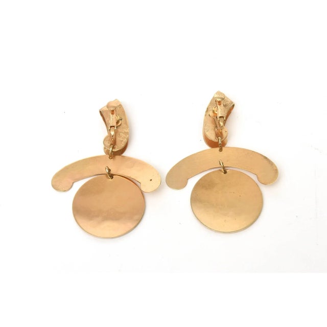 This is part of Chairish’s Costume Jewelry assortment. These gold plated vintage signed Napier clip on earrings are screw...
