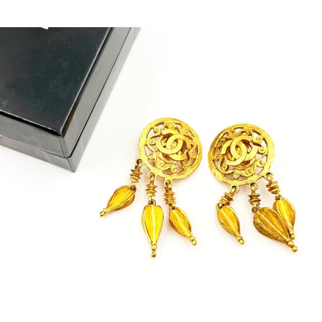 Contemporary Chanel Vintage Gold Plated Round CC Filigree Spear Dangle Clip on Earrings, A Pair For Sale - Image 3 of 6
