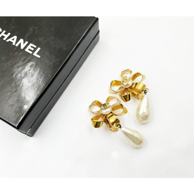 Vintage Chanel Gold Plated CC Ribbon Flower Pearl Dangle