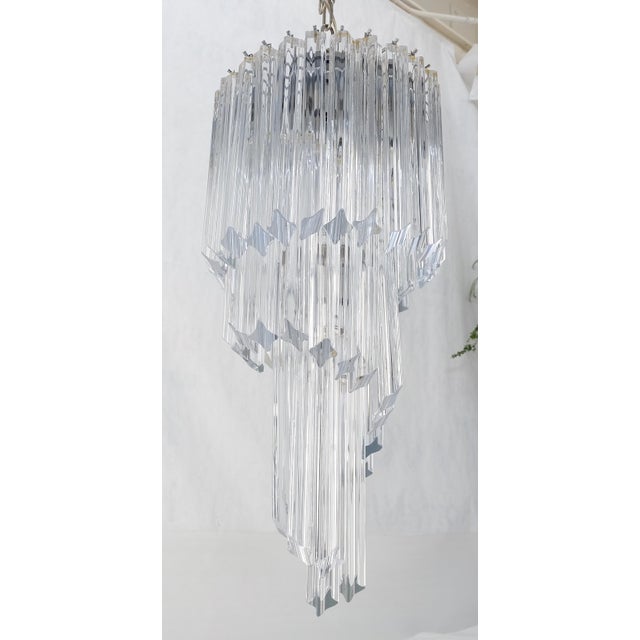 1980s Mid Century Spiral Tier Swirling Chandelier with Murano Glass Triedri Prisms For Sale - Image 6 of 10