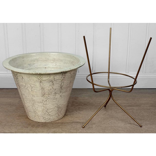 1950s Mid-Century Atomic Cream & Gold Fiberglass Planter W/ Tripod Stand For Sale - Image 5 of 9