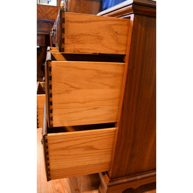 1930s Pair of English Chippendale Walnut Nightstands / Bedside Tables For Sale - Image 9 of 17