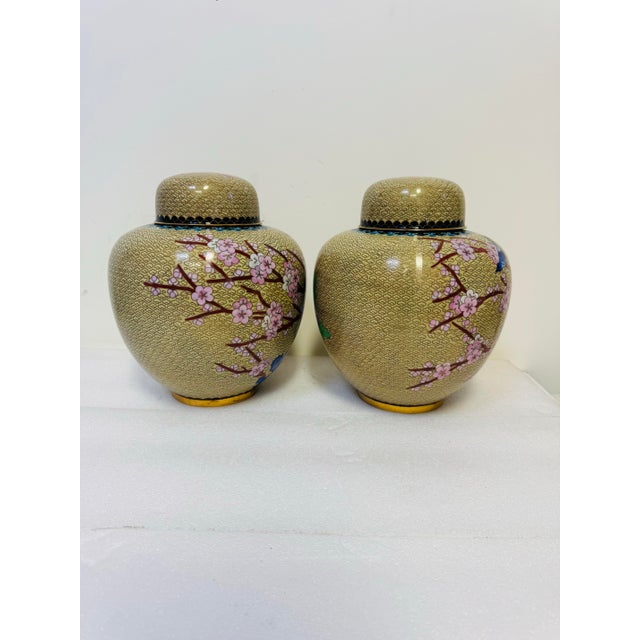 Pair of Vintage Chinese Cloisonné Ginger Jars Featuring Intricate Enameled Bird and Floral Designs on a Patterned Beige Background. For Sale - Image 4 of 7