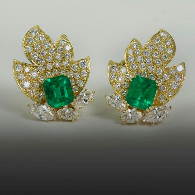 Contemporary Kweith Davis 18k Emerald Earrings, A Pair For Sale - Image 3 of 4