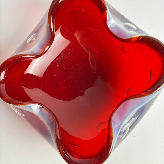 Murano Sommerso Glass Bowl in Ruby Red and Alabaster by Alfredo Barbini, 1960s For Sale - Image 9 of 10