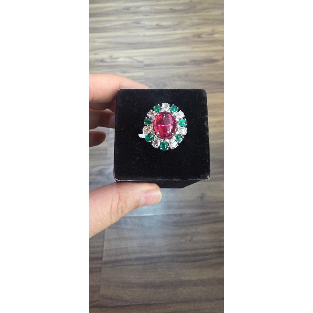 Metal Natural Ruby, Emerald & Diamond Ring in 18k Gold, India, 6.06ct Ruby For Sale - Image 7 of 8