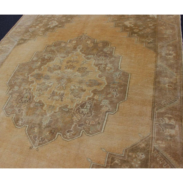 Keivan Woven Arts Turkish Oushak Taupe and Cream Colored Vintage Rug - 5′1″ × 7′10″ For Sale In Atlanta - Image 6 of 13