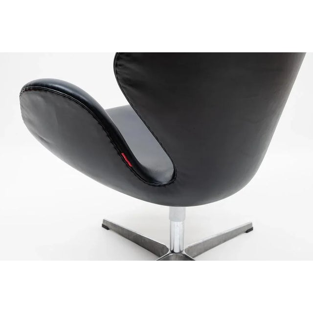 Black Danish Swan Chair by Arne Jacobsen for Fritz Hansen, 2007 For Sale - Image 8 of 10