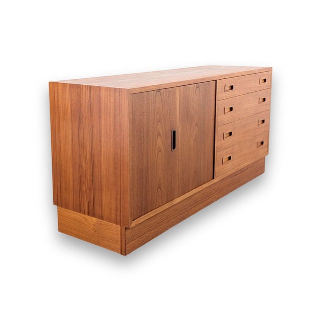 Mid-Century Modern Mid-Century Danish Teak Lowboard from Hundevad & Co. For Sale - Image 3 of 12