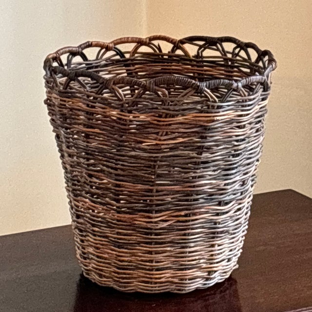 Offering a lovely vintage twig palnter basket. This gorgeous handwoven basket features pretty French randing and a...