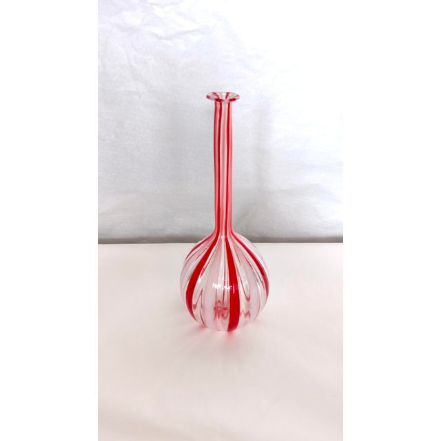 1970s Red White and Transparent Glass Bottle Vase in the style of Gio Ponti, Italy, 1970s For Sale - Image 5 of 14