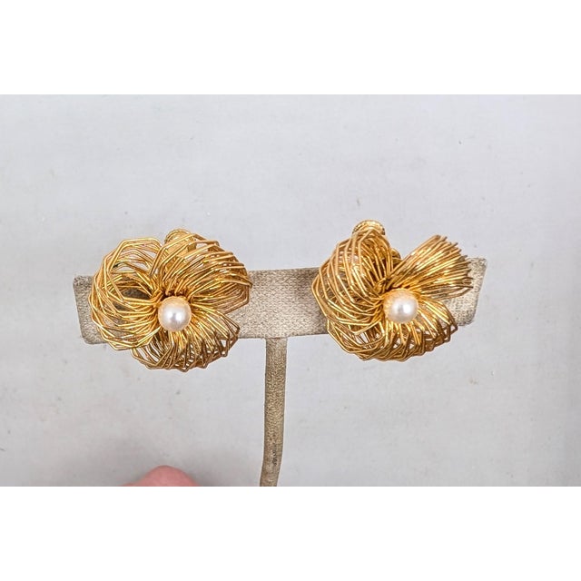 Les Bernard Vintage 1980s Signed Les Bernard Goldtone Faux-Pearl Flower Clip Earrings-2 Pieces For Sale - Image 4 of 8