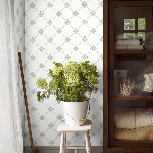 Transitional Borastapeter Linné Wallpaper in Grey and Silver For Sale - Image 3 of 4