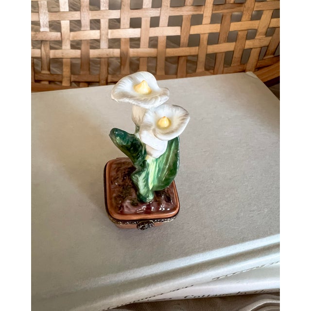 A romantic example of French porcelain artistry, this Rochard Limoges trinket box features a beautifully sculpted pair of...