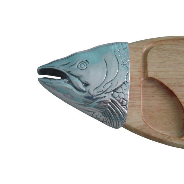 1980s Vintage Salmon Serving Trencher Board Wood Cast Aluminum Head and Tail Winsome Wood For Sale - Image 5 of 11