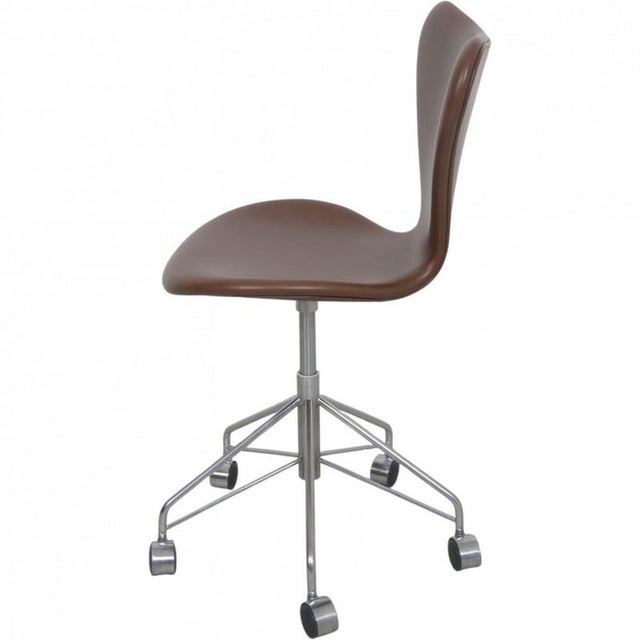 Model 3117 Office Chair in Mokka Leather by Arne Jacobsen, 1980s For Sale - Image 11 of 14