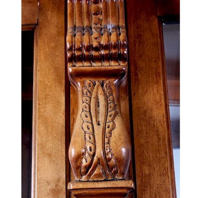 A Pulaski Furniture Company Serpentine Front Oak Curio Cabinet. For Sale In New York - Image 6 of 7