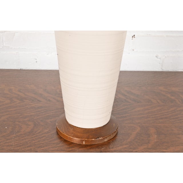 Cream Mid-Century Modern Ceramic Table Lamp For Sale - Image 8 of 11