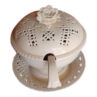 Early 20th Century English Leed's Cream Ware Reticulated Sauce Compote With Ladle - 3 pcs For Sale