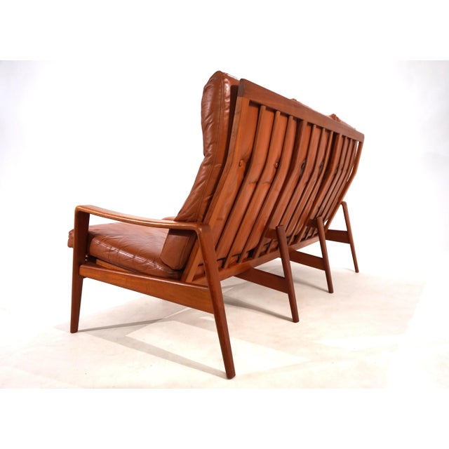 This 3-seater sofa by Arne Wahl Iversen impresses with its organic shapes, which look great in any setting. The delicate...