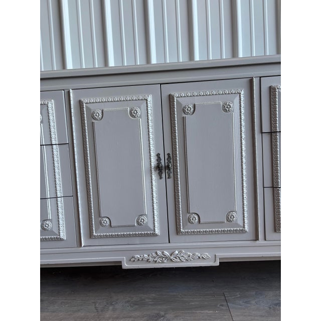 1970s French Provincial Dresser in Soft White With Carved Detailing and Cabinet Storage For Sale - Image 4 of 9