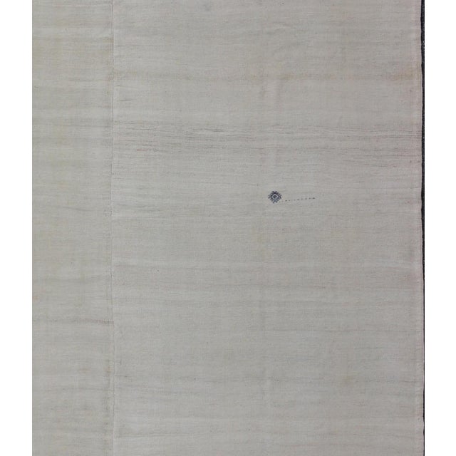 Square-Sized Large Midcentury Turkish Kilim Rug With Subtle Variegated Cream For Sale - Image 4 of 9