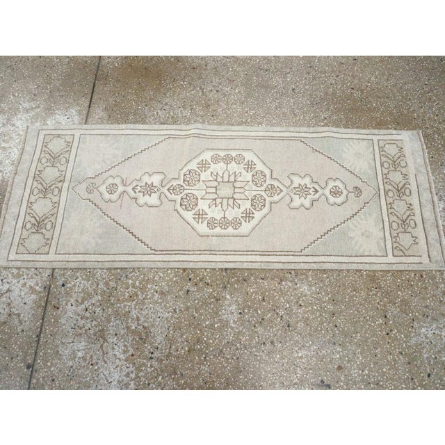 Galerie Shabab Collection Mid-20th Century Turkish Oushak Throw Rug For Sale - Image 4 of 8