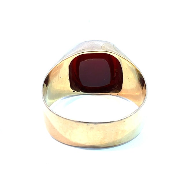 Discover the timeless elegance of our Vintage Agate Intaglio Ring, crafted from luxurious 14k yellow gold. This exquisite...