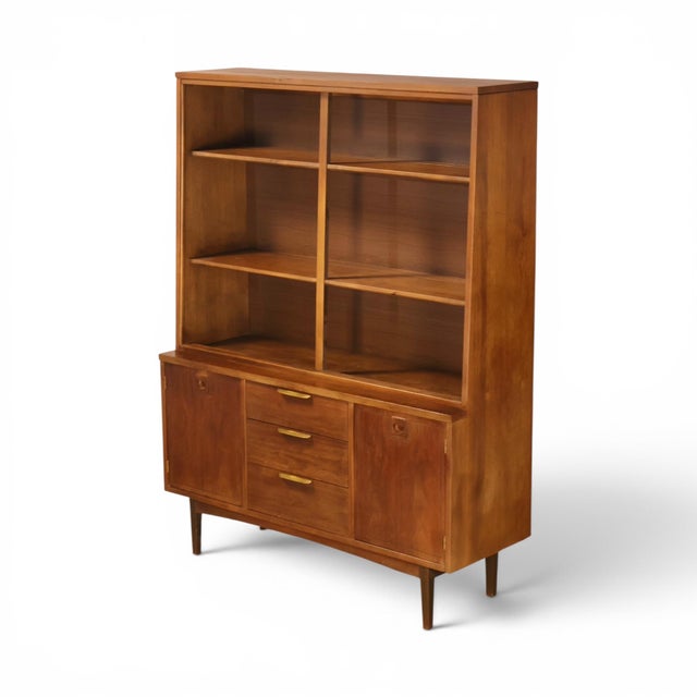 This 1960s Stanley Furniture china cabinet is a clean, architectural example of American mid century modern design, built...