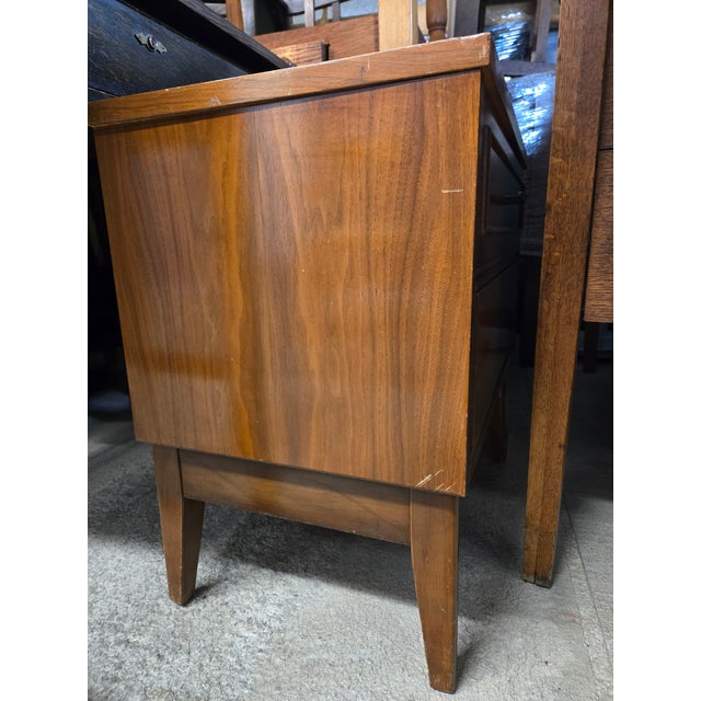 1960s Walnut Mid-Century Modern Nightstand Attributed to Dixie Furniture Co For Sale In Washington DC - Image 6 of 10