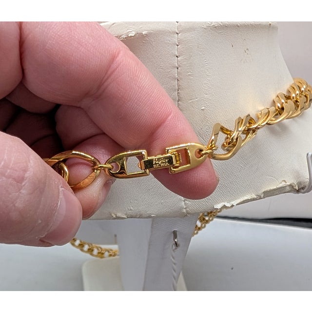 1988 goldtone 2 oval sections on either side with oval cabochon faux-onyx with two smaller oval cabochon faux-onyx on the...