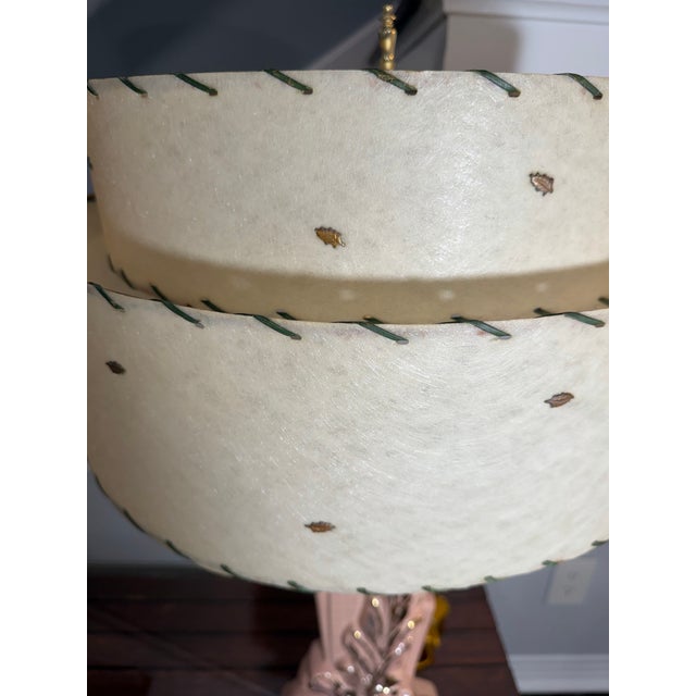 1950s Mid-Century Modern Pink and Gold Swirl Leaf Ceramic Table With Matching Original 2 Tiered Fiberglass Shade With Matching Gold Leave For Sale - Image 9 of 12
