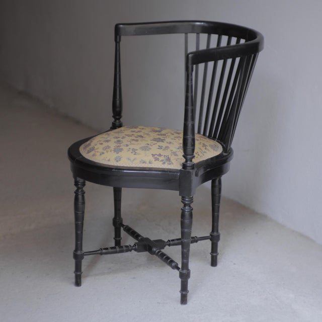 Corner chair from the 1940s. Austrian production attributed to Adolf Loos. Black lacquered wood frame and fabric seat. In...