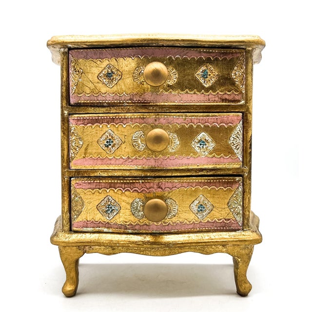 Florentine Mid Century Italian Florentine Pink & Giltwood Jewelry 3-Drawer Chest Box – Rococo / Hollywood Regency For Sale - Image 4 of 14