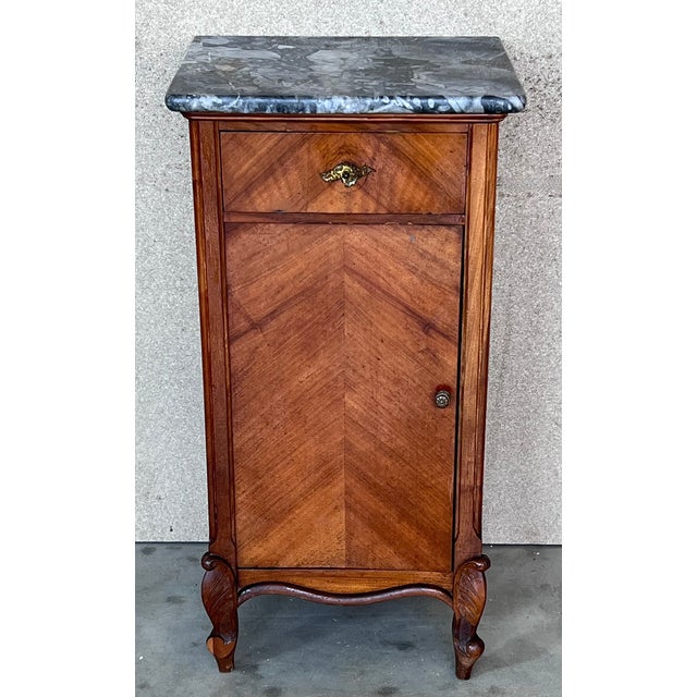 1900s, Art Nouveau Pair of Walnut Nightstands With Crest and Marble Top For Sale - Image 4 of 9
