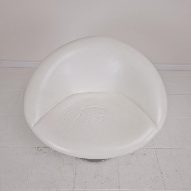White Small Mid-Century Globe Armchair by Pierre Paulin for Artifort, 1980s For Sale - Image 8 of 13