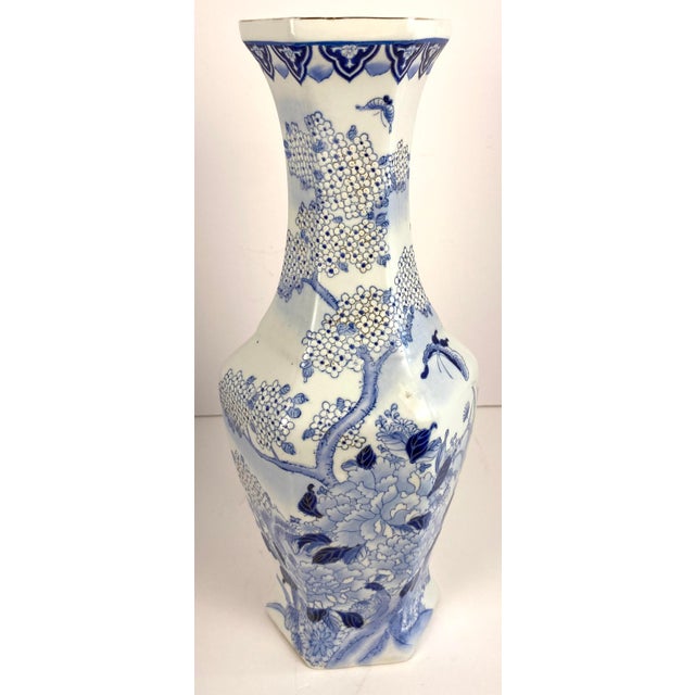 Chinese Pair of Fine Chinese Blue and White Porcelain Vases, Jingdezhen Attributed For Sale - Image 3 of 10