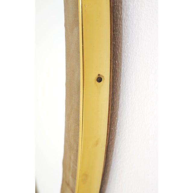 This vintage oval wall mirror dates back to the 1950s/1960s and features an elegant gold-plated brass frame combined with...