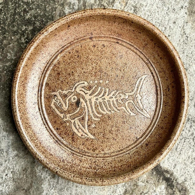 Embrace coastal boho vibes with this Vintage Studio Pottery Fish Platter. Handcrafted with earthy tones and a detailed...