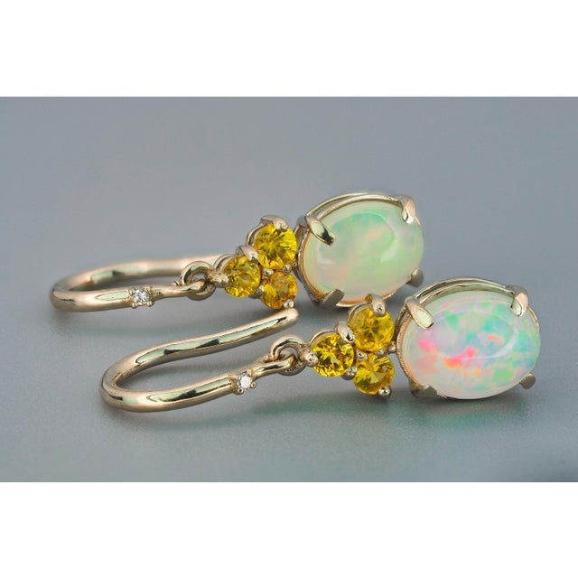 Genuine Opal dangle earrings in 925 silver. Metal: 925 silver Size: 25 x 6 mm. Total weight: 2.8 g. Central stones:...