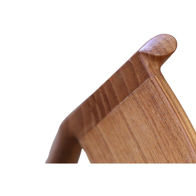 A stylish and very elegant chair in teak by arne vodder manufactured by the company sibast in denmark. the model has a low...