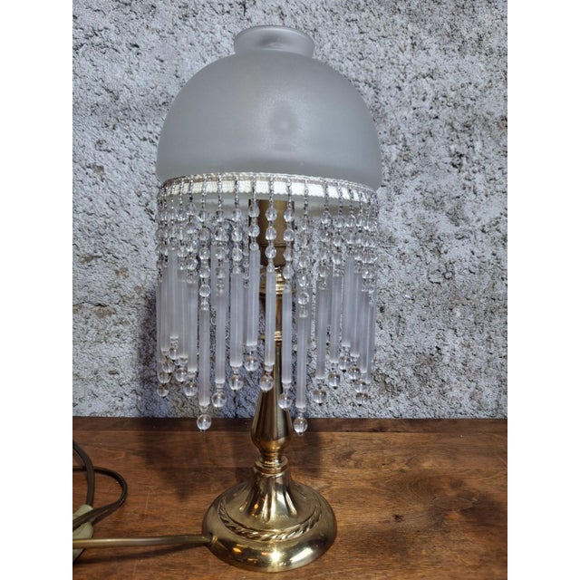 Cabaret-style lamp with crystal drops Dimensions: H. 34 cm — Weight: 1.5 kg Shade: 24 cm European Plug (up to 250V).The...