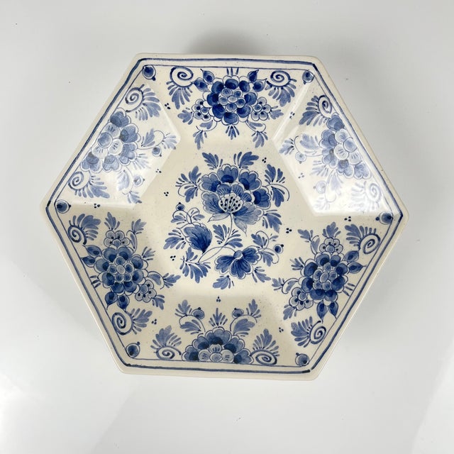 1920s Shallow Delftware Dish attributed to Royal Delft, 1920s For Sale - Image 5 of 9